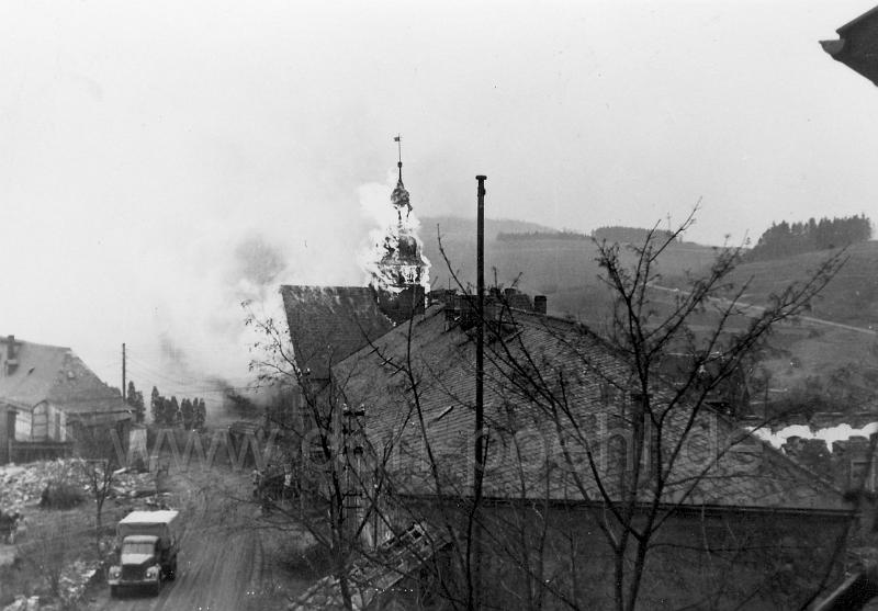 004 (2).jpg - Kirche Pöhl, Brand am 24.März 1961, aus dem Schloss gesehen